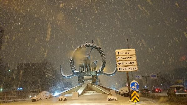 Kar ve tipi Ankara'yı beyaza bürüdü - Resim: 72