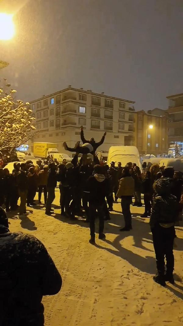 Kar ve tipi Ankara'yı beyaza bürüdü - Resim: 66