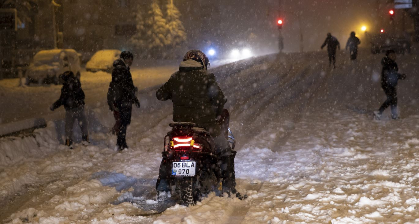 Kar ve tipi Ankara'yı beyaza bürüdü - Resim: 42
