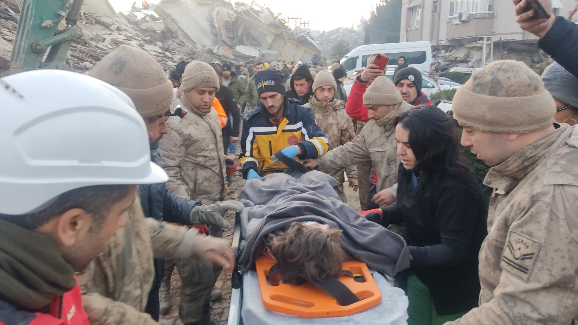 Türkiye’yi yıkan deprem dünya basınına böyle yansıdı - Resim: 19