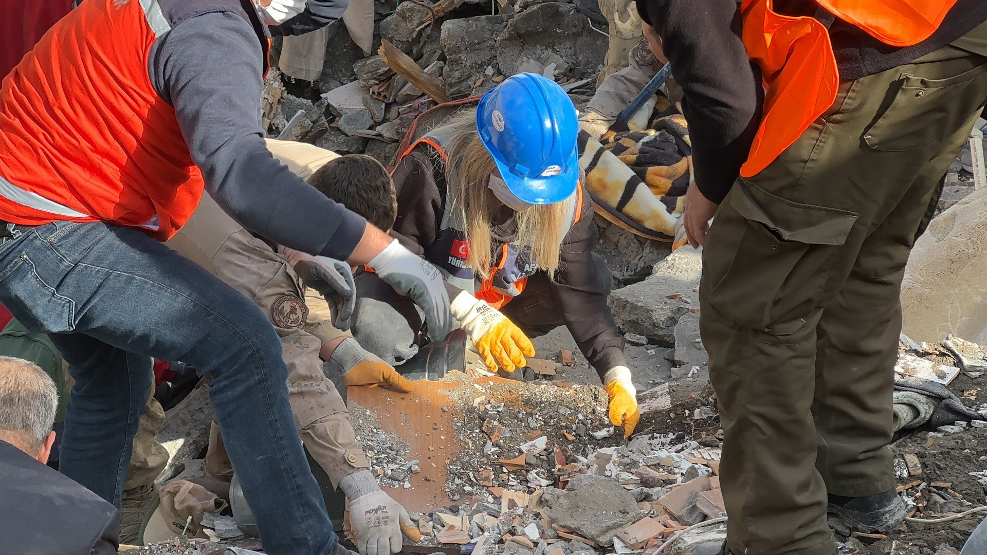 Türkiye’yi yıkan deprem dünya basınına böyle yansıdı - Resim: 17