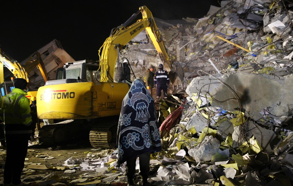 Liyakatsızlar sıcak yataklarında yatarken liyakatlılar soğuk havada bir kişiyi bile yaşatma mücadelesinde - Resim: 81