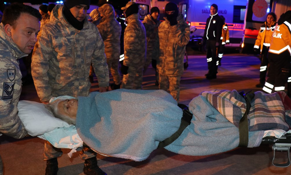 Liyakatsızlar sıcak yataklarında yatarken liyakatlılar soğuk havada bir kişiyi bile yaşatma mücadelesinde - Resim: 73