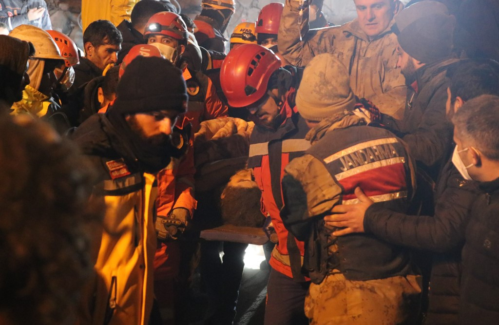 Liyakatsızlar sıcak yataklarında yatarken liyakatlılar soğuk havada bir kişiyi bile yaşatma mücadelesinde - Resim: 67