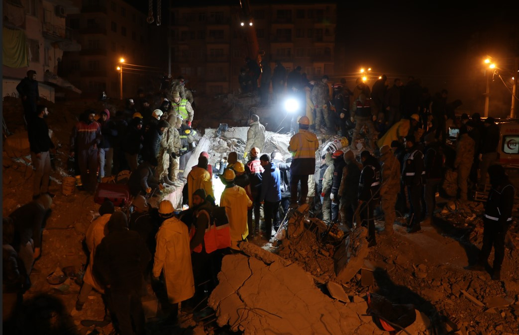 Liyakatsızlar sıcak yataklarında yatarken liyakatlılar soğuk havada bir kişiyi bile yaşatma mücadelesinde - Resim: 63