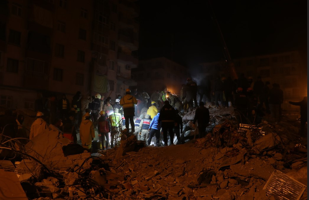 Liyakatsızlar sıcak yataklarında yatarken liyakatlılar soğuk havada bir kişiyi bile yaşatma mücadelesinde - Resim: 60