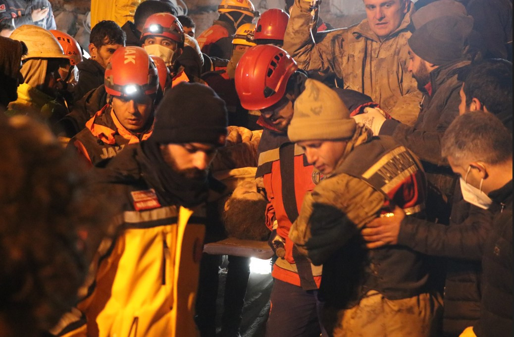 Liyakatsızlar sıcak yataklarında yatarken liyakatlılar soğuk havada bir kişiyi bile yaşatma mücadelesinde - Resim: 68