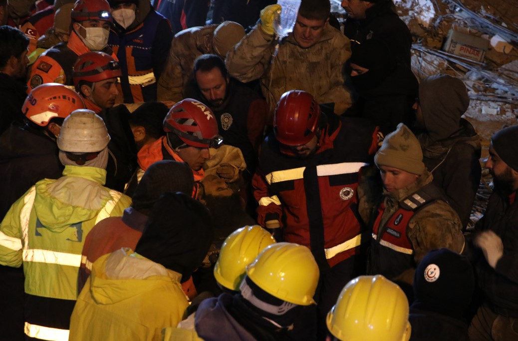 Liyakatsızlar sıcak yataklarında yatarken liyakatlılar soğuk havada bir kişiyi bile yaşatma mücadelesinde - Resim: 59