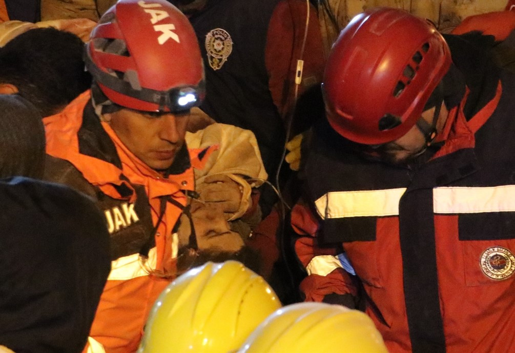 Liyakatsızlar sıcak yataklarında yatarken liyakatlılar soğuk havada bir kişiyi bile yaşatma mücadelesinde - Resim: 58