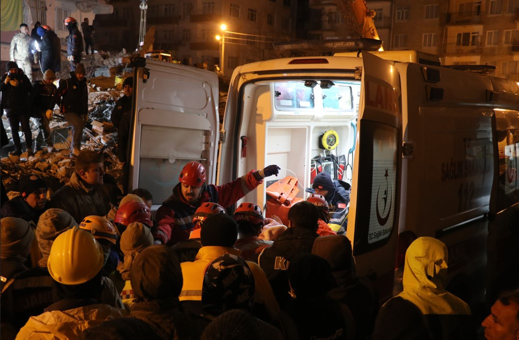Liyakatsızlar sıcak yataklarında yatarken liyakatlılar soğuk havada bir kişiyi bile yaşatma mücadelesinde - Resim: 61