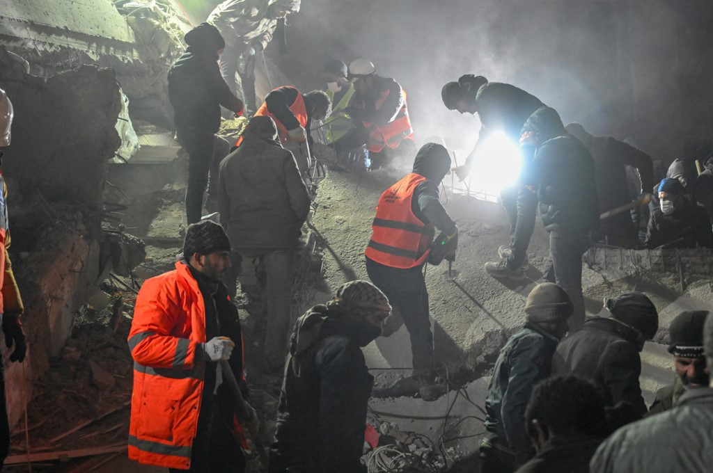 Liyakatsızlar sıcak yataklarında yatarken liyakatlılar soğuk havada bir kişiyi bile yaşatma mücadelesinde - Resim: 46