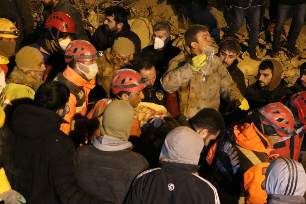 Liyakatsızlar sıcak yataklarında yatarken liyakatlılar soğuk havada bir kişiyi bile yaşatma mücadelesinde - Resim: 56