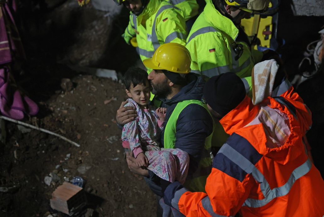 Liyakatsızlar sıcak yataklarında yatarken liyakatlılar soğuk havada bir kişiyi bile yaşatma mücadelesinde - Resim: 36