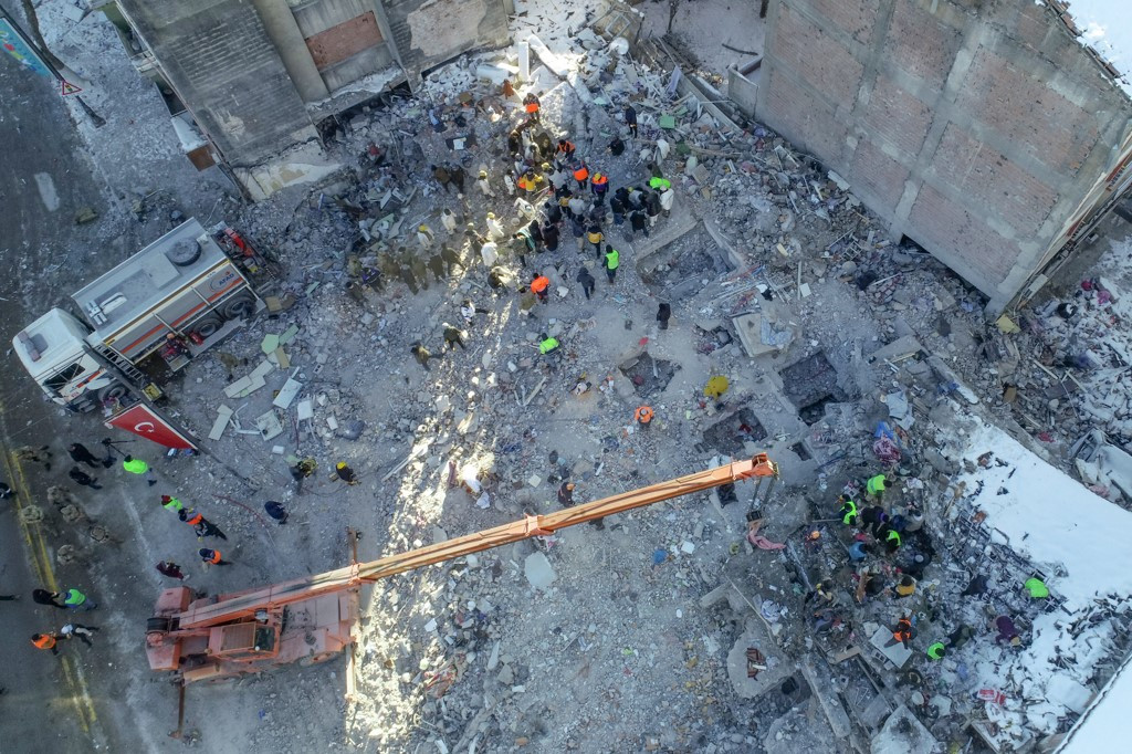 Liyakatsızlar sıcak yataklarında yatarken liyakatlılar soğuk havada bir kişiyi bile yaşatma mücadelesinde - Resim: 93