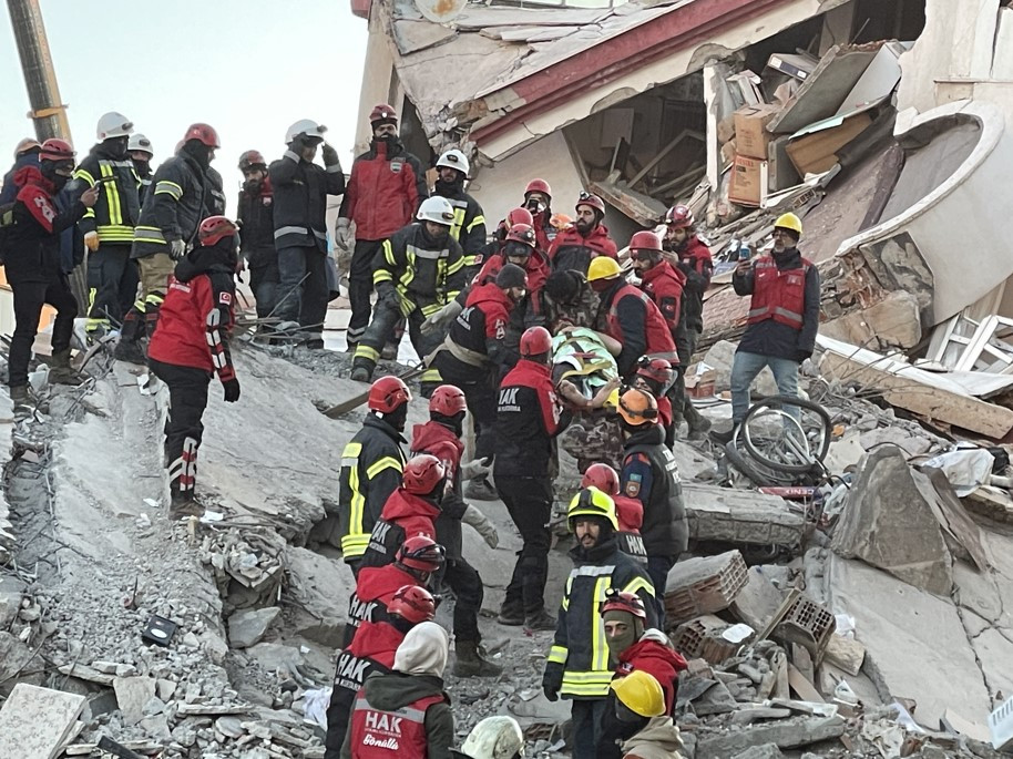 Liyakatsızlar sıcak yataklarında yatarken liyakatlılar soğuk havada bir kişiyi bile yaşatma mücadelesinde - Resim: 27