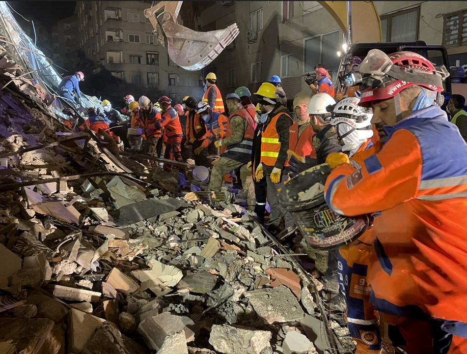Liyakatsızlar sıcak yataklarında yatarken liyakatlılar soğuk havada bir kişiyi bile yaşatma mücadelesinde - Resim: 91
