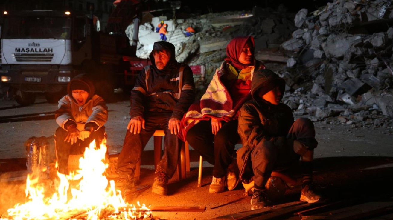 Liyakatsızlar sıcak yataklarında yatarken liyakatlılar soğuk havada bir kişiyi bile yaşatma mücadelesinde - Resim: 2