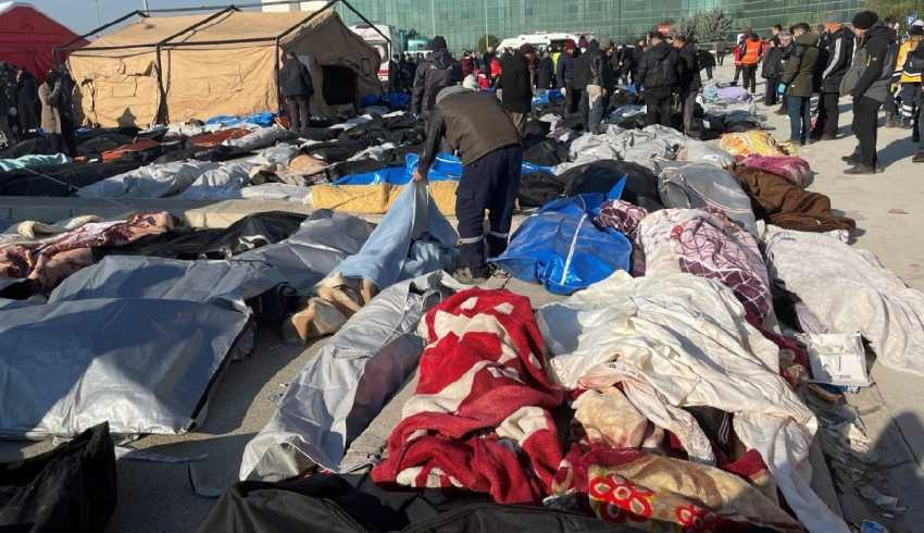 Dünyaya bu fotoğrafları Reuters geçti. Vatandaşlar cansız bedenler arasında yakınlarını bulmaya çalışıyor - Resim: 1