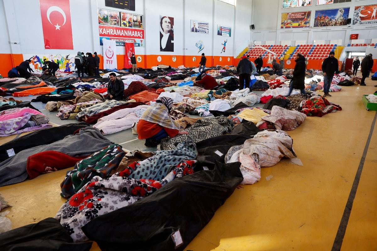 Dünyaya bu fotoğrafları Reuters geçti. Vatandaşlar cansız bedenler arasında yakınlarını bulmaya çalışıyor - Resim: 3