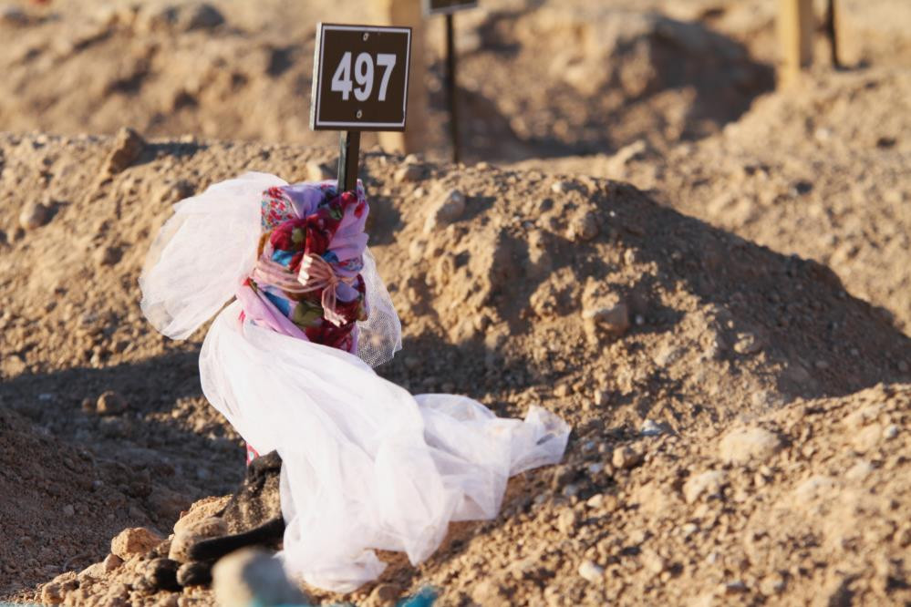 Depremde ölenlerin mezarlığında yürek yakan fotoğraflar - Resim: 3