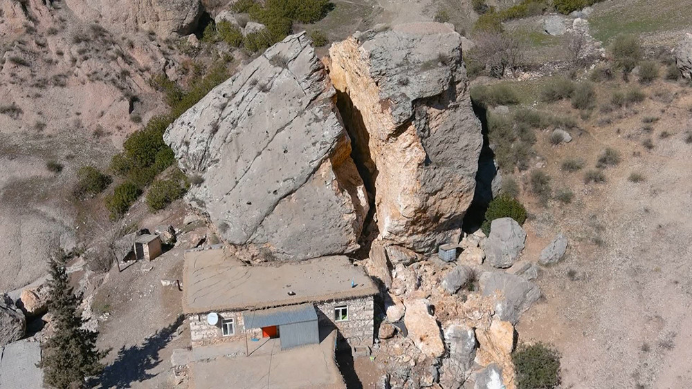 Depremde dağdan dev kayalar köye düştü - Resim: 11