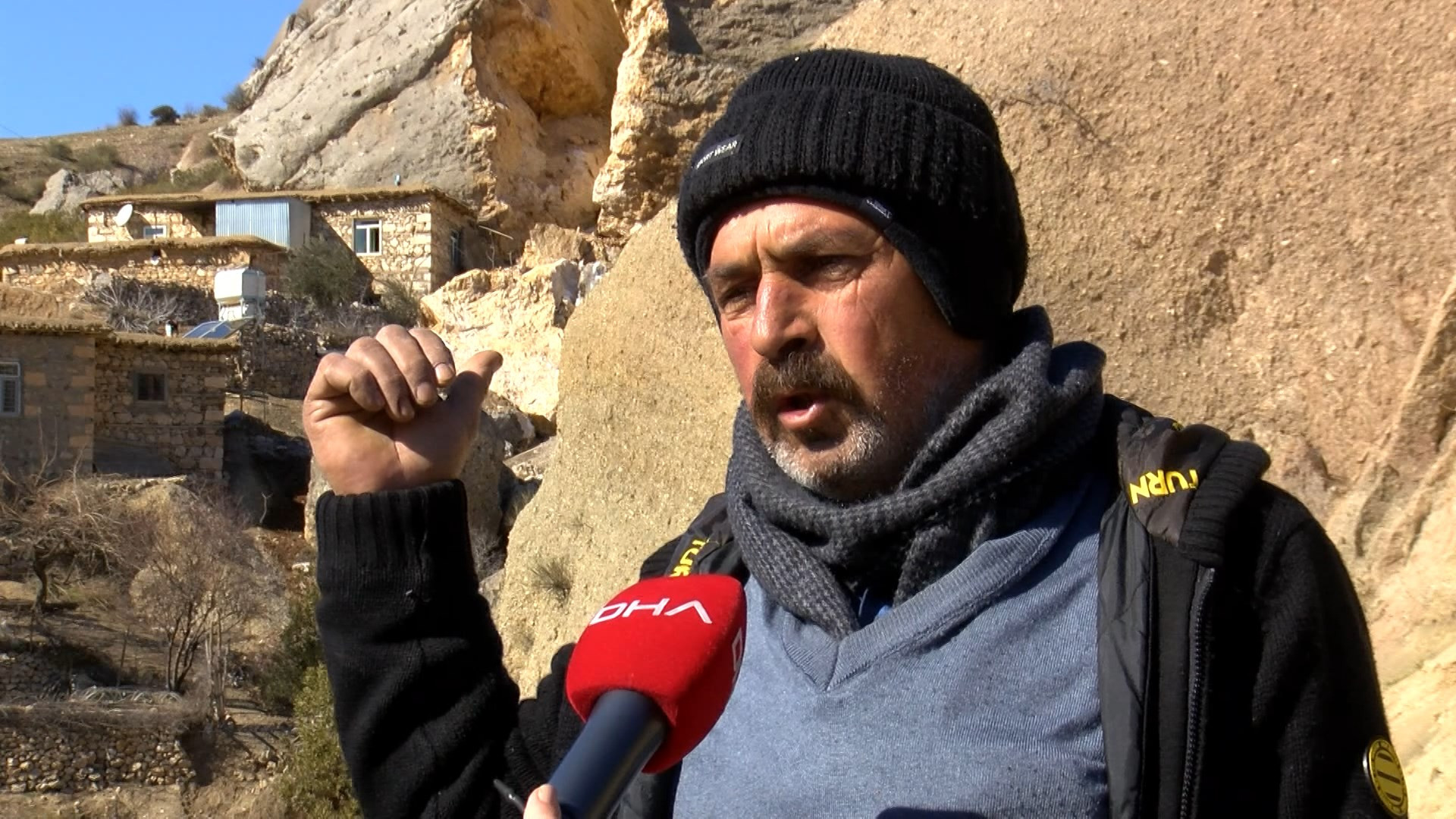 Depremde dağdan dev kayalar köye düştü - Resim: 12