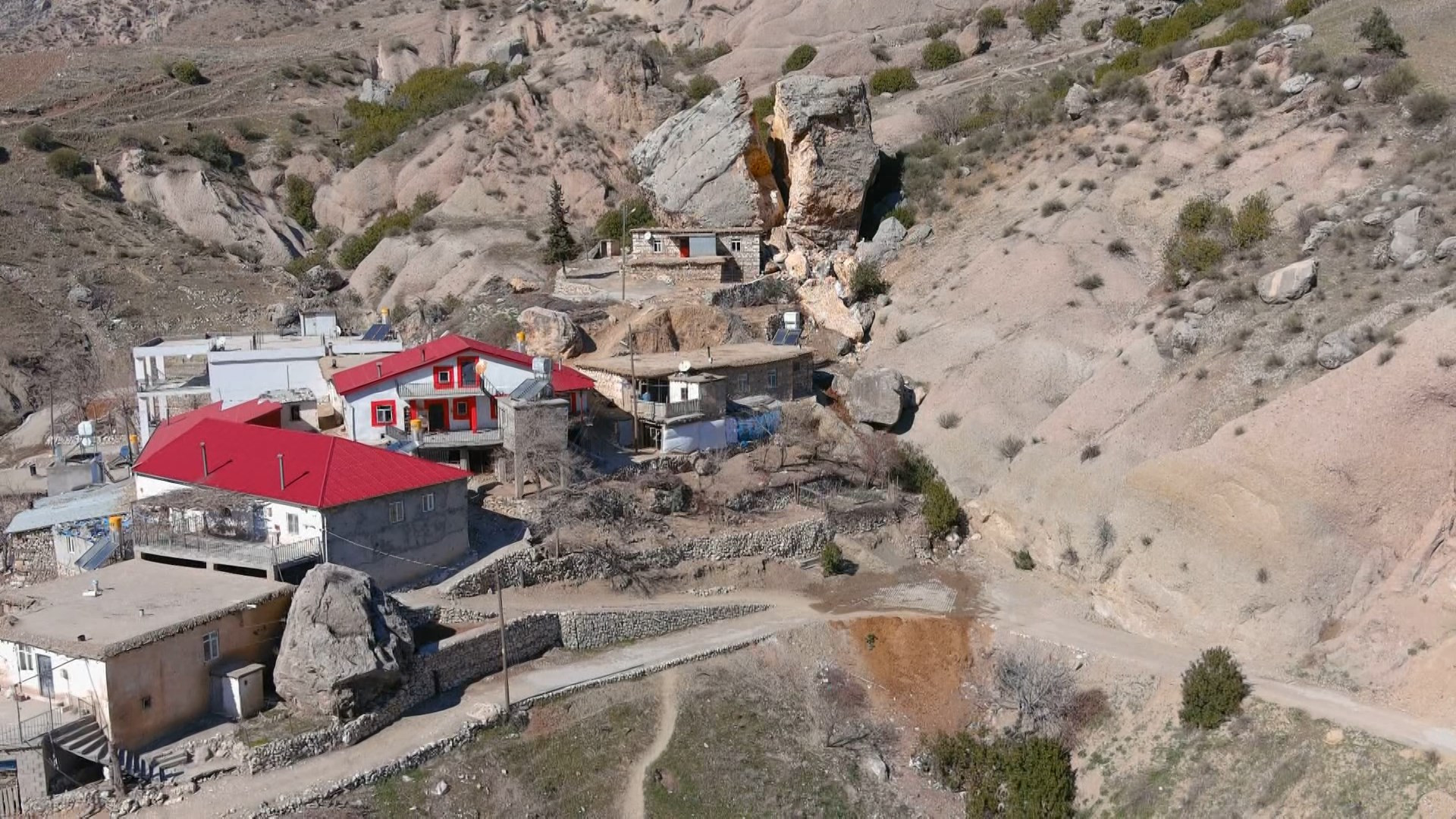 Depremde dağdan dev kayalar köye düştü - Resim: 14