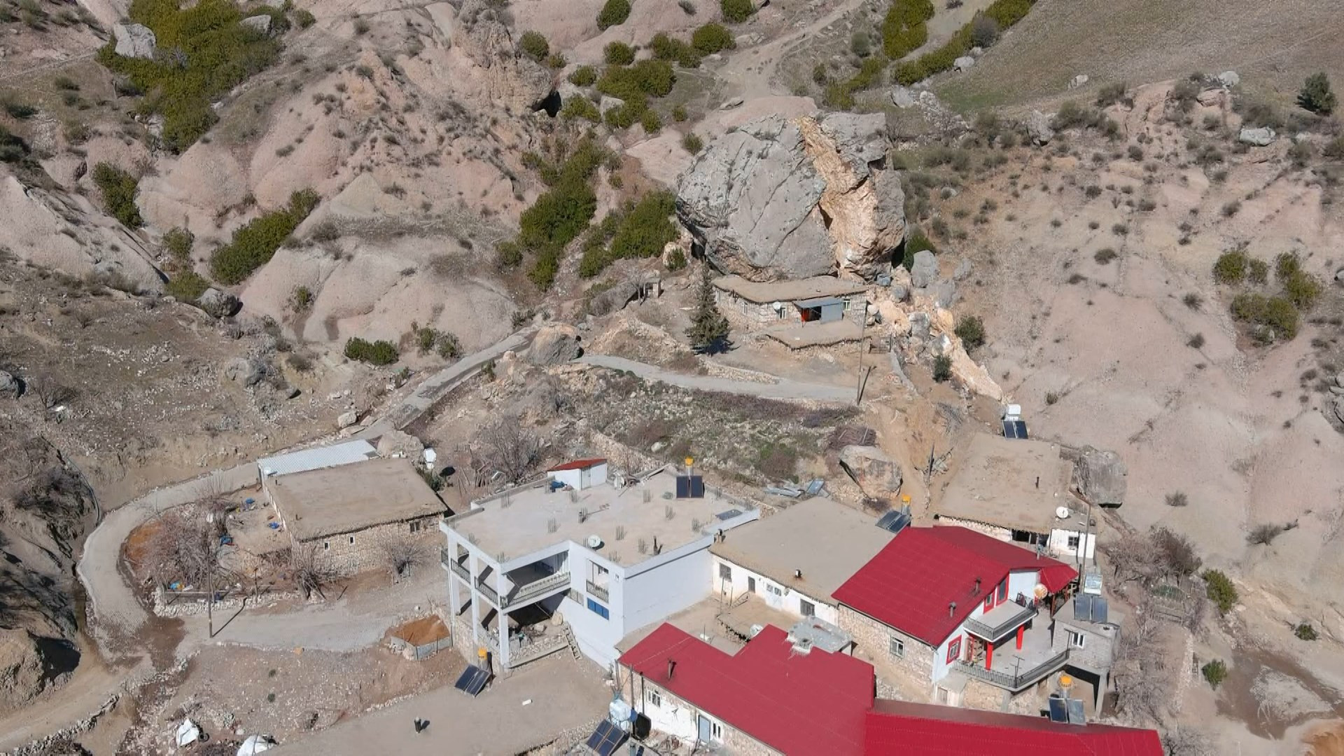 Depremde dağdan dev kayalar köye düştü - Resim: 9