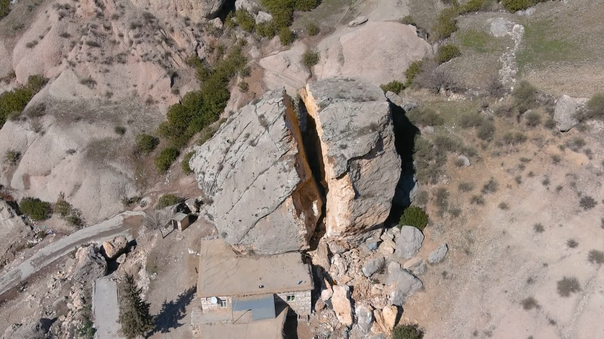 Depremde dağdan dev kayalar köye düştü - Resim: 10