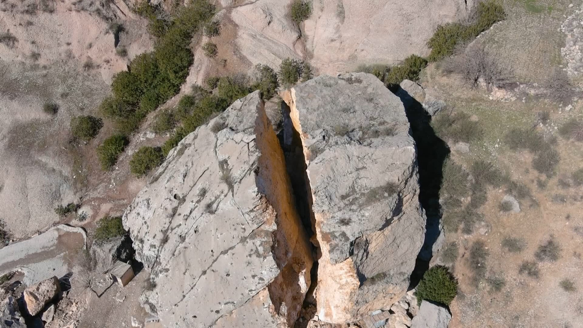 Depremde dağdan dev kayalar köye düştü - Resim: 15