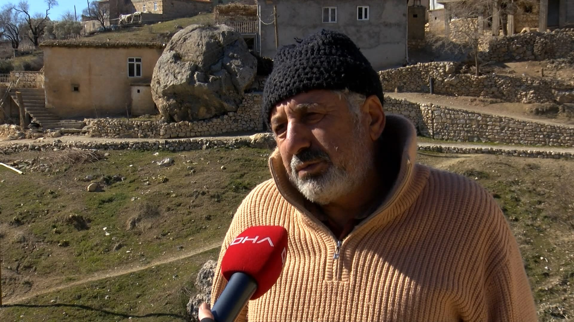 Depremde dağdan dev kayalar köye düştü - Resim: 3