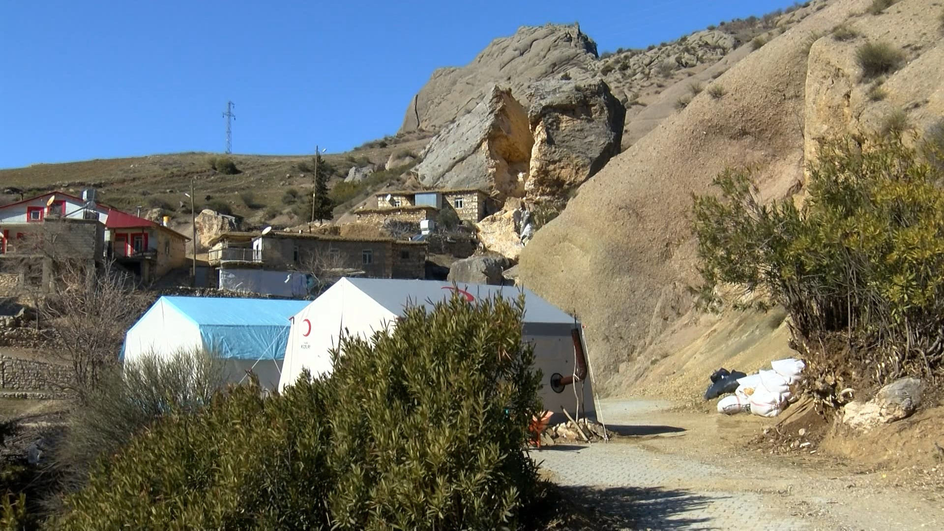 Depremde dağdan dev kayalar köye düştü - Resim: 8