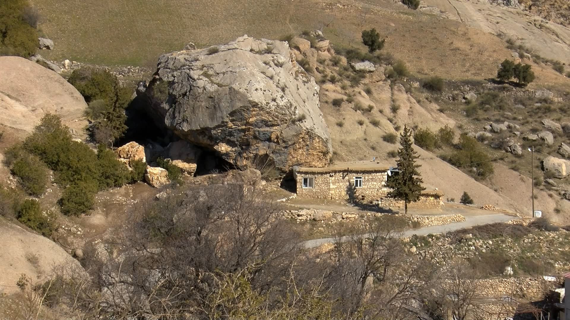 Depremde dağdan dev kayalar köye düştü - Resim: 4