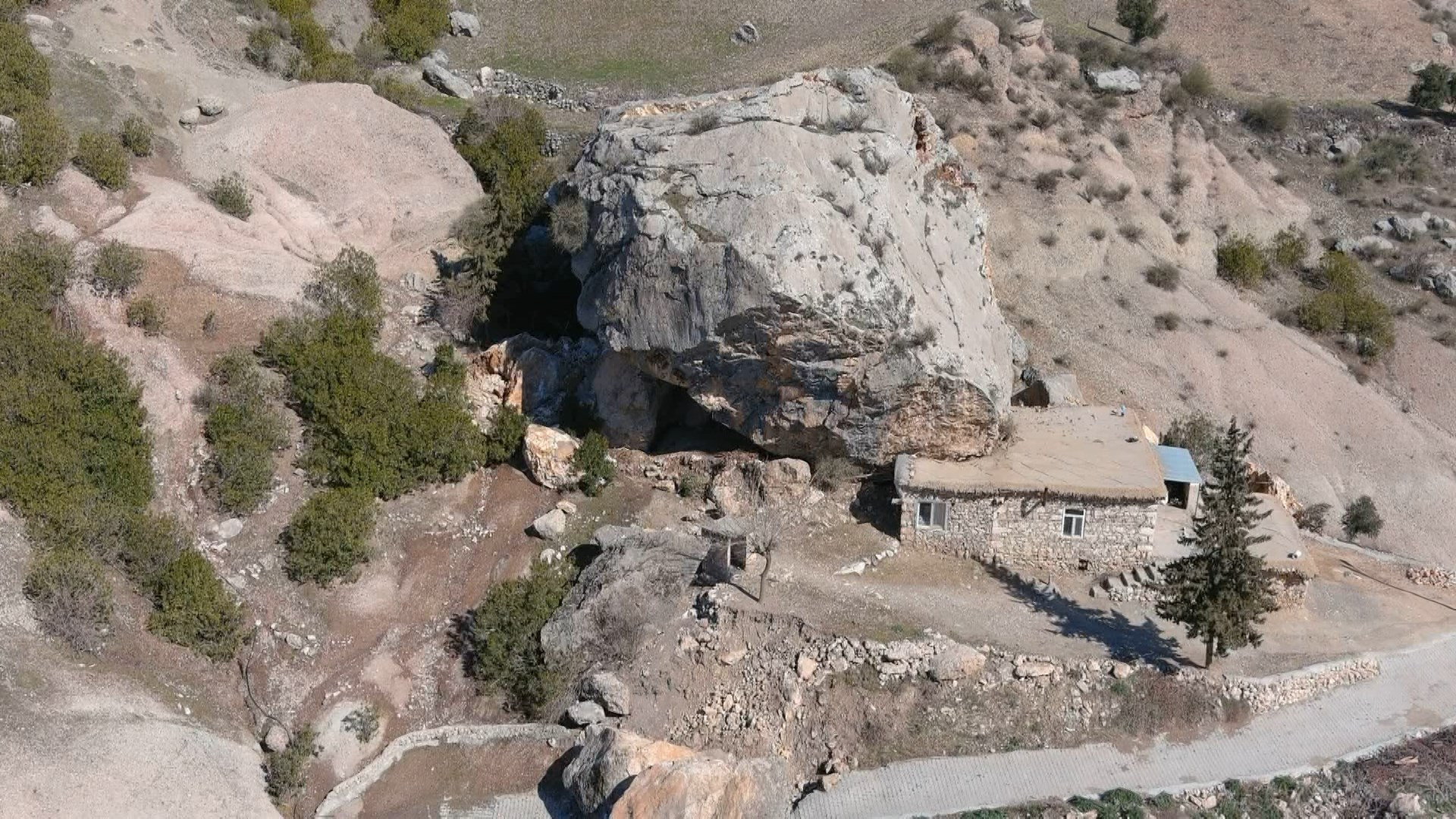 Depremde dağdan dev kayalar köye düştü - Resim: 17