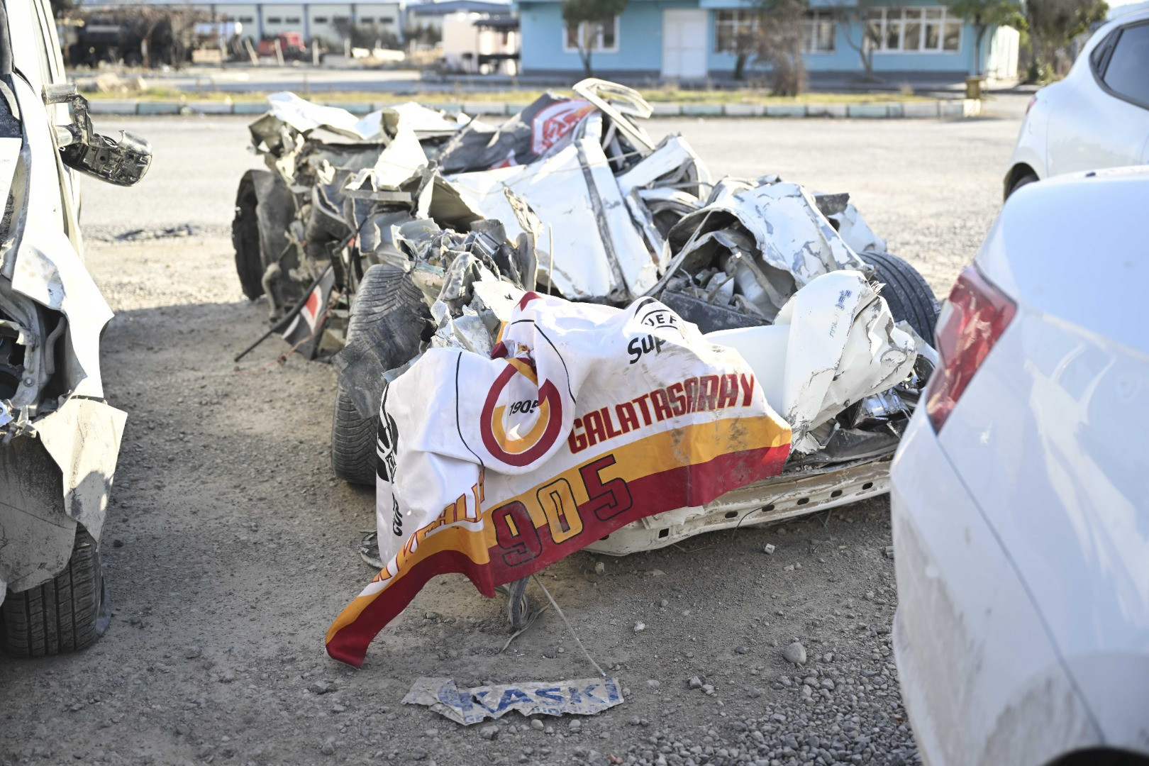 Depremde hasar gören araçlar da kaldırılıyor - Resim: 3