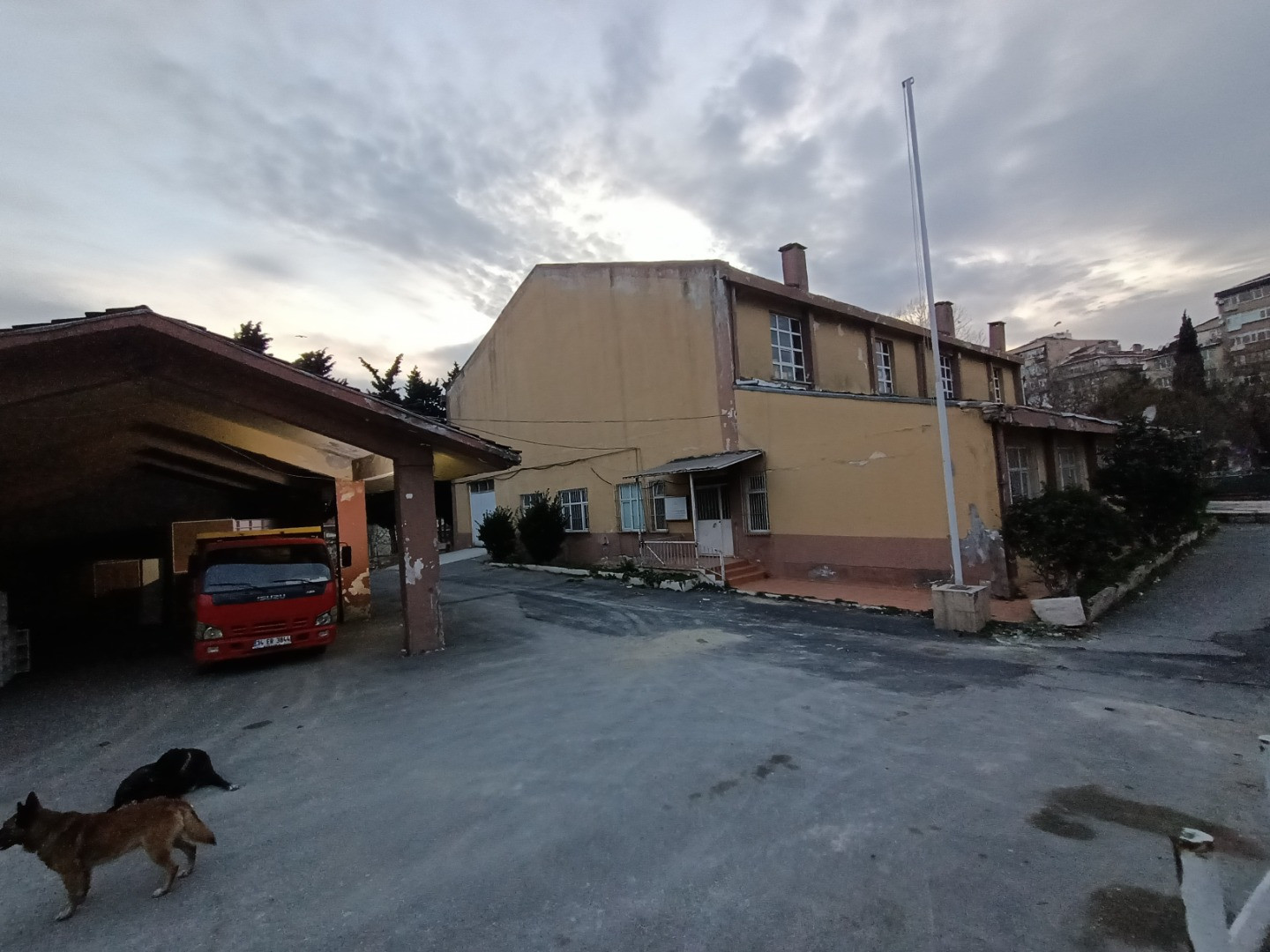 İstanbul’da depreme karşı riskli bulunan okullar görüntülendi - Resim: 1