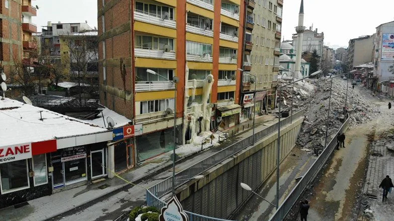 Hava o kadar soğuk ki Malatya’da terk edilen evlerde açık bırakılan musluklardan sızan sular bile dondu - Resim: 9