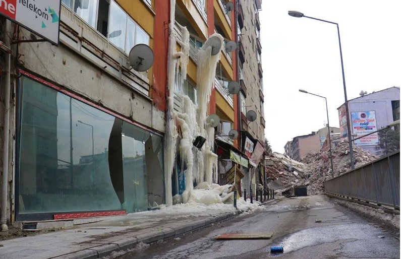 Hava o kadar soğuk ki Malatya’da terk edilen evlerde açık bırakılan musluklardan sızan sular bile dondu - Resim: 8