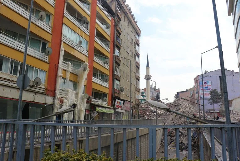 Hava o kadar soğuk ki Malatya’da terk edilen evlerde açık bırakılan musluklardan sızan sular bile dondu - Resim: 5