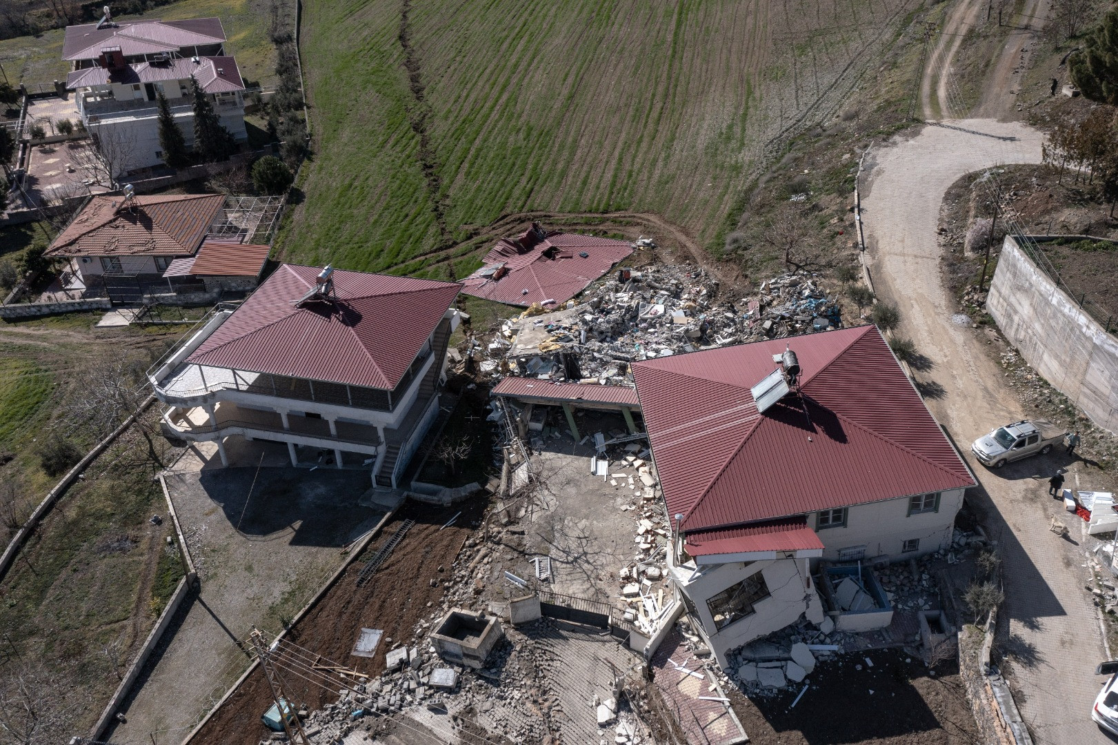 Deprem mahalleyi ikiye böldü! Tam 4 metre kayma var - Resim: 23