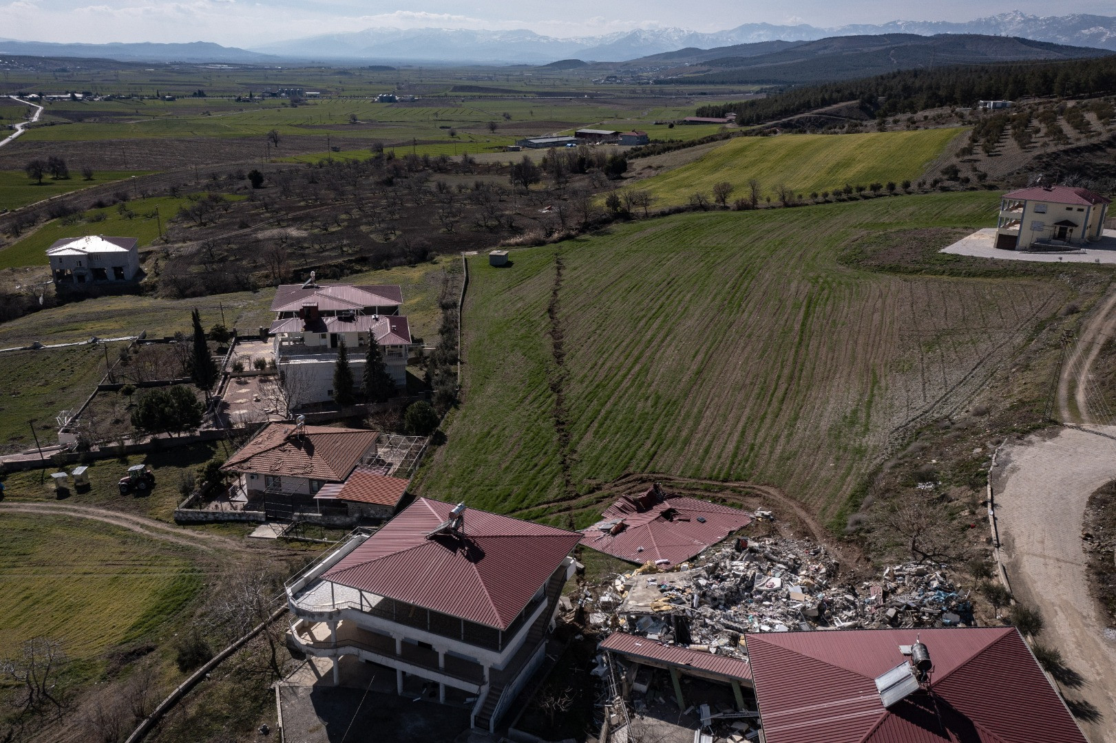 Deprem mahalleyi ikiye böldü! Tam 4 metre kayma var - Resim: 22