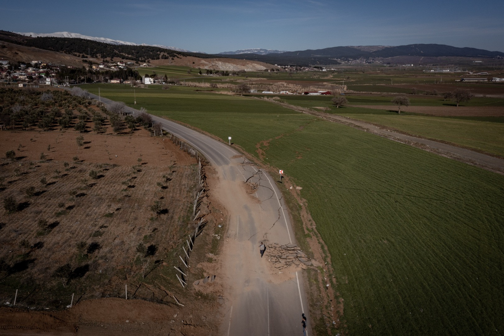 Deprem mahalleyi ikiye böldü! Tam 4 metre kayma var - Resim: 18