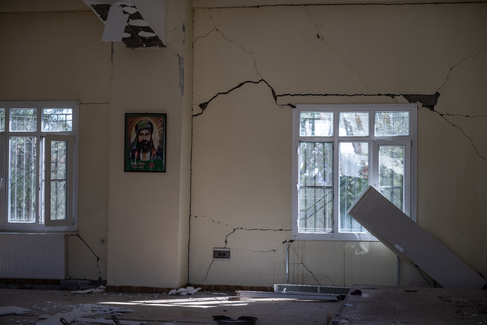 Deprem mahalleyi ikiye böldü! Tam 4 metre kayma var - Resim: 11