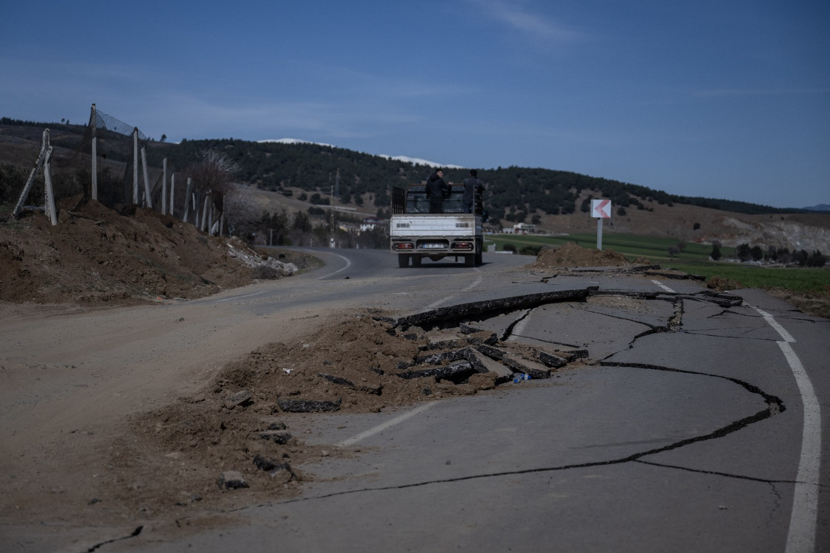 Deprem mahalleyi ikiye böldü! Tam 4 metre kayma var - Resim: 7