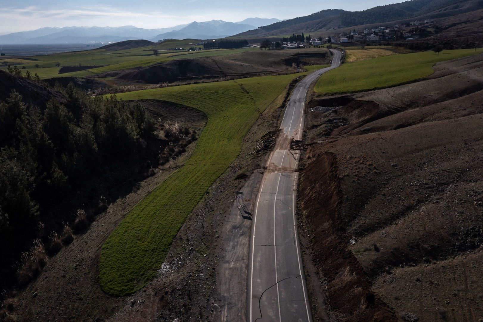 Deprem mahalleyi ikiye böldü! Tam 4 metre kayma var - Resim: 15