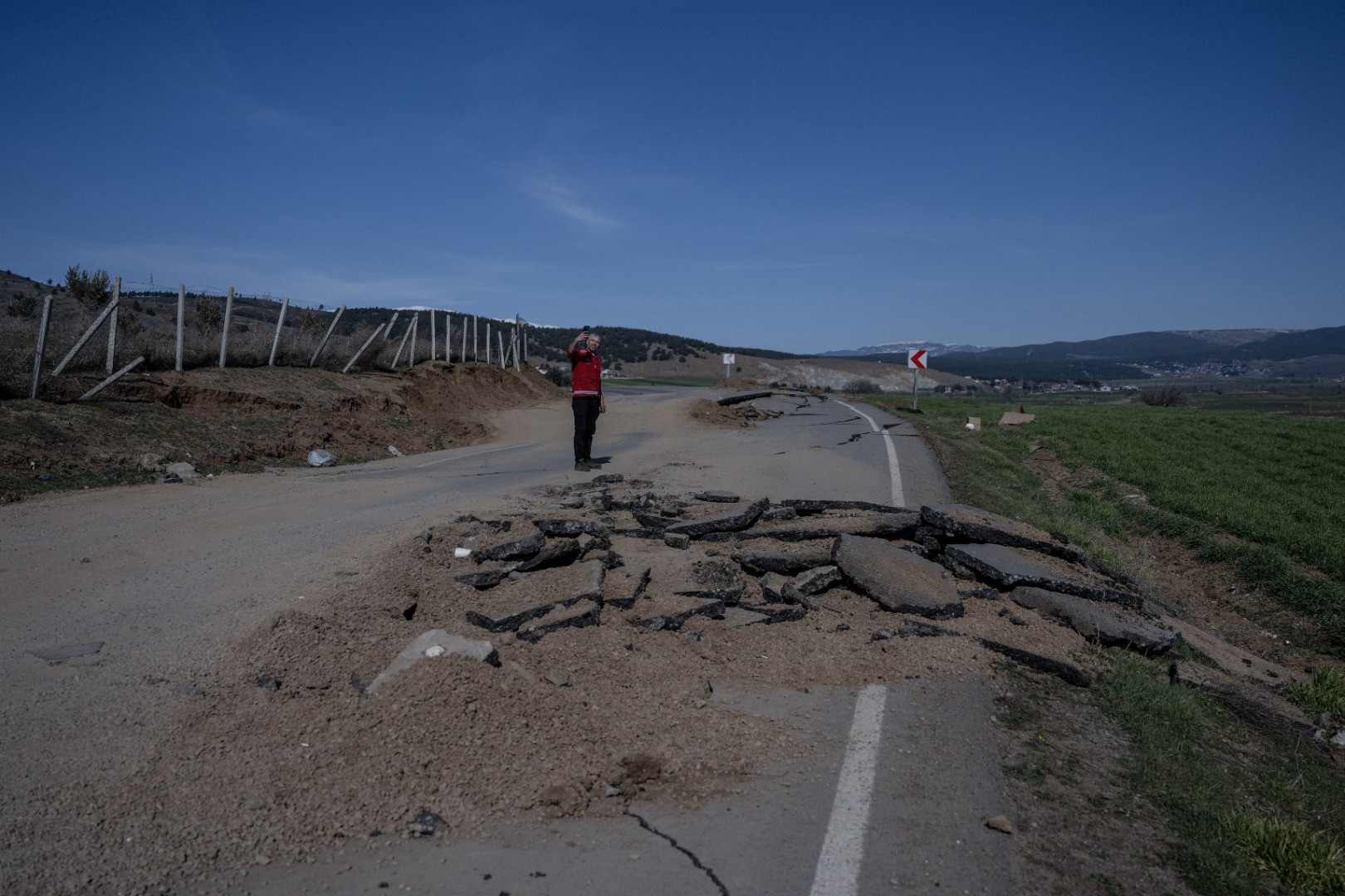 Deprem mahalleyi ikiye böldü! Tam 4 metre kayma var - Resim: 8