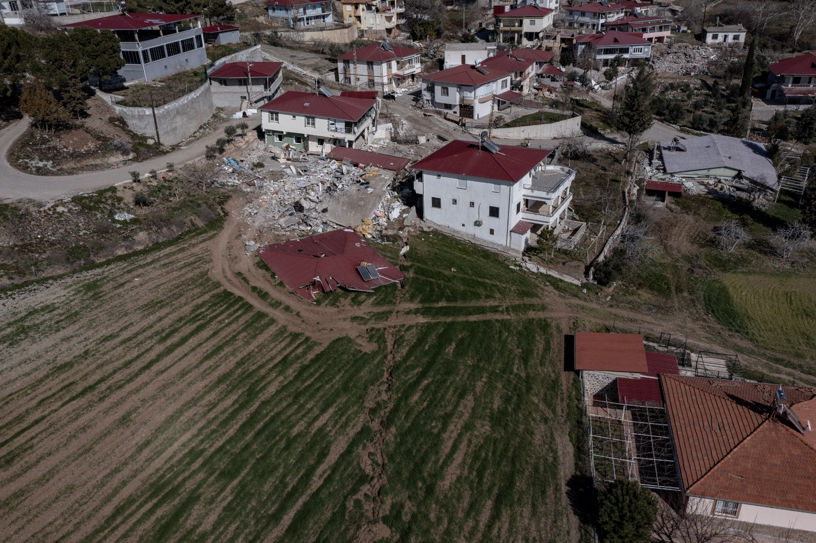 Deprem mahalleyi ikiye böldü! Tam 4 metre kayma var - Resim: 20