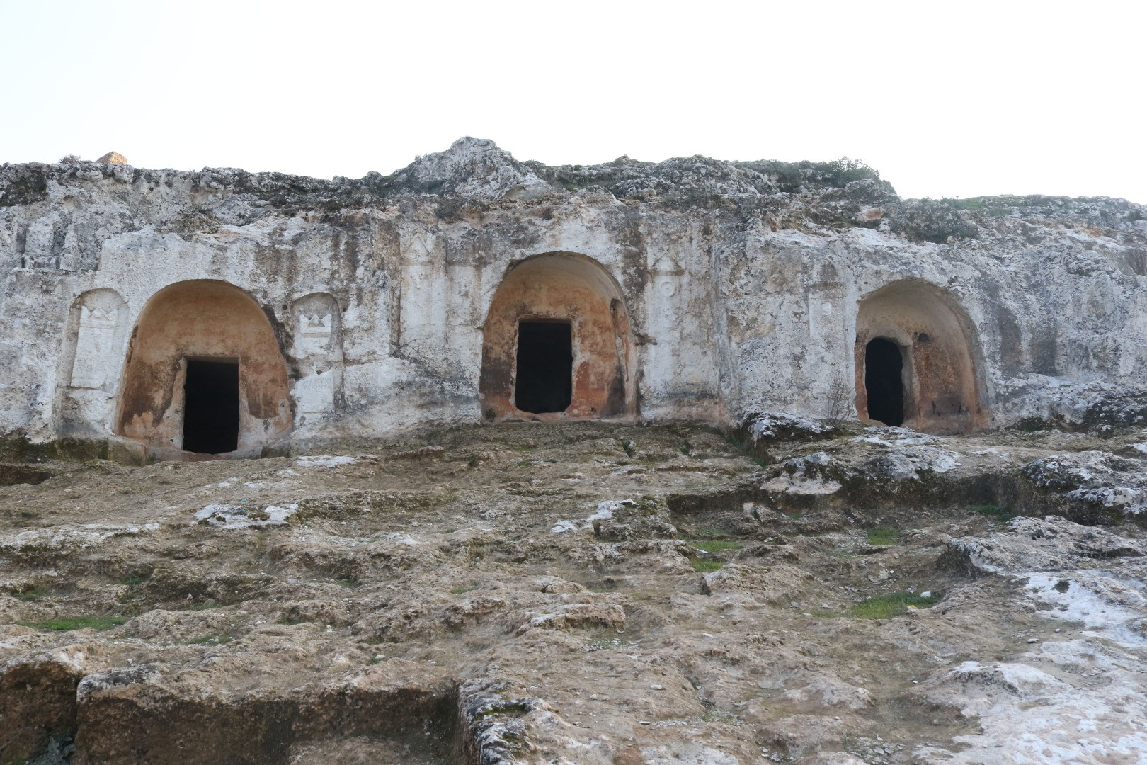 'Gelinler Dağı'ndaki tarihi kaya mezarları, depremlerde hasar görmedi - Resim: 3