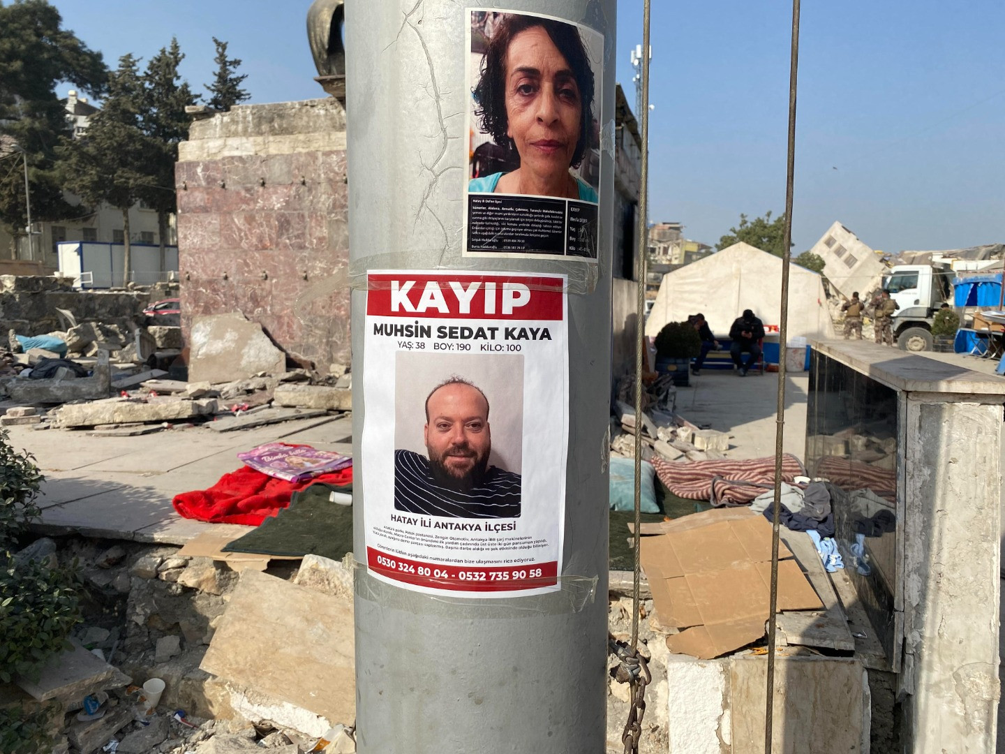 Deprem bölgesindeki duvarlarda kahreden fotoğraflar - Resim: 11