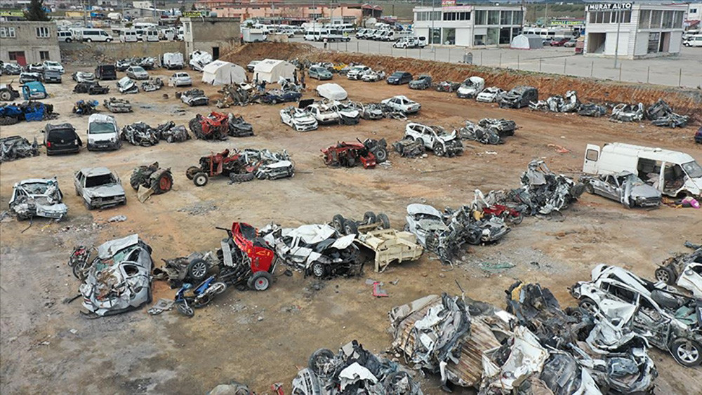Deprem felaketinde oto galeriler büyük yara aldı - Resim: 14